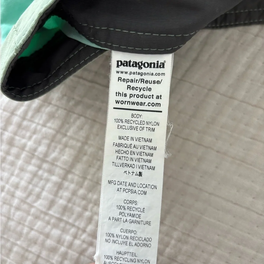 Patagonia Wavefarer Men’s Board Shorts Green Yellow Surf Swim Vacation 30